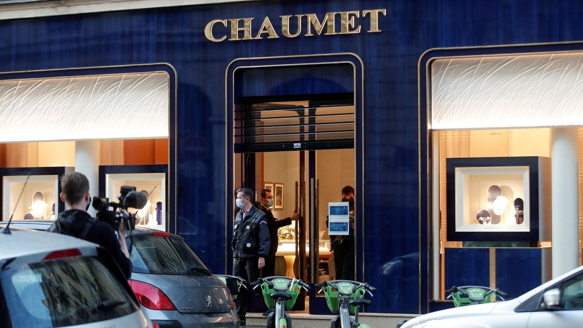 Lupič odnesl z klenotnictví v centru Paříže šperky za desítky milionů. Odjel na koloběžce